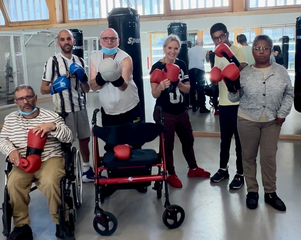 Le 23 octobre, Fabienne offre les gants de boxe à l'équipe. De gauche à droite : Hakam, Rafik, Philippe, Fabienne, Régis et Kelly.